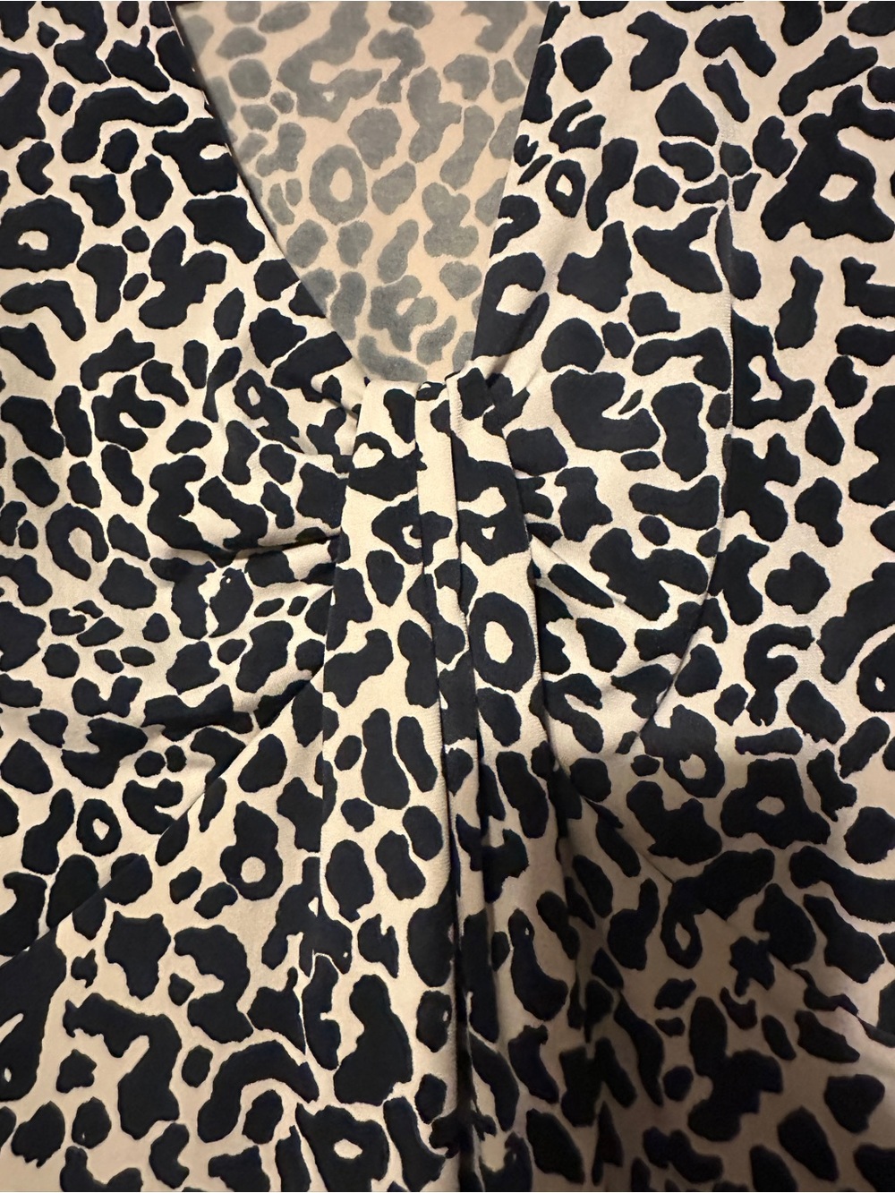 Jones Wear Leopard Print Blouse Large V Neck Stretch s/s Animal Print Top - Picture 3 of 5